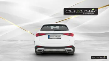 Profitez de l'habitacle généreux de ce modèle Mercedes pour passer des nuits inoubliables en pleine nature.