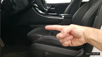 Aucune compétence technique n'est requise pour transformer instantanément ce SUV haut de gamme en chambre d'hôtel.