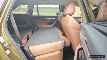 Un espace de couchage parfaitement préparé avec un matelas beige à l'arrière du Skoda Kodiaq 2.