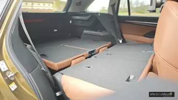 Matelas de voiture beige avec le système de nivellement S4D dans le Skoda Kodiaq 2 pour un sommeil profond et réparateur.