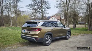 Le Skoda Kodiaq 2 avec le matelas auto beige est parfaitement équipé pour toutes vos activités de plein air et le camping spontané.