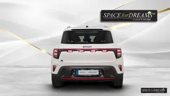 Ici, vous voyez le matelas pliable SPACEBED® de couleur Magic Rosé élégamment rangé dans le coffre de la Smart #5.