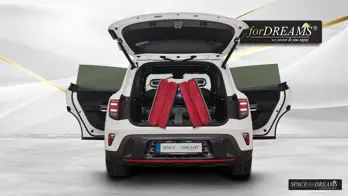 Dans le coffre de la Smart #5 se trouve le luxueux matelas de camping entièrement déplié dans une élégante couleur Magic Rosé.