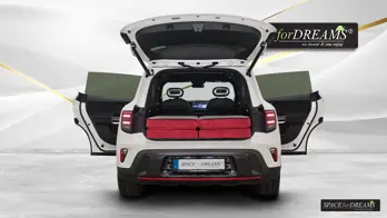 Le matelas en mousse SPACEBED® de couleur Magic Rosé s'intègre idéalement et repose entièrement étalé dans la Smart #5.