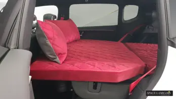 Le matelas SPACEBED® de couleur Magic Rosé repose en toute sécurité et confortablement déplié dans le coffre de la Smart #5.