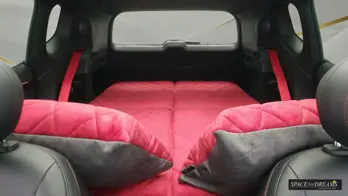 Deux personnes dormiront royalement sur le matelas SPACEBED® de couleur Magic Rosé déplié et préparé dans le véhicule.