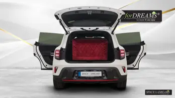 Le matelas SPACEBED® déplié de couleur Magic Rosé crée dans la voiture un espace de sommeil luxueux et sans aucun compromis.