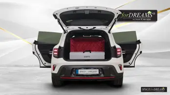   Le matelas pliable SPACEBED® déplié de couleur Magic Rosé démontre dans la Smart #5 sa qualité et son confort premium absolus.