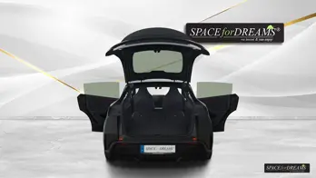 Avec les sièges rabattus à plat, beaucoup d'espace est créé ; c'est ici que notre solution en mousse à mémoire de forme montre toute sa force, absorbant les petites bosses bien mieux que n'importe quel matelas gonflable creux.