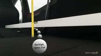 La mesure du rebord de 9 cm démontre pourquoi notre système de nivellement combiné à de la vraie mousse est essentiel pour éviter l'affaissement typique des matelas pneumatiques.