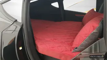 Le regard latéral dans le véhicule révèle l'épaisseur exceptionnelle du matériau du matelas Magic Rose, transformant n'importe quel voyage de camping sur matelas pneumatique habituellement inconfortable en pur glamping.