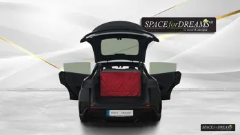 Emballé dans le même look, le matelas Exclusive attend son utilisation à l'arrière ; ainsi, le coffre reste esthétiquement bien rangé et vous êtes pour toujours libéré du bruit de pompage bruyant d'un matelas pneumatique.