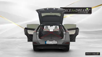 La vue montre le matelas auto de couleur gris foncé posé sur une base solidement nivelée pour vos vacances.