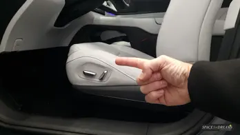 Le matelas de voiture douillet de couleur gris foncé représente l'équipement essentiel pour vos road trips.