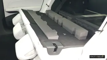 Le matelas épais pour SUV de couleur gris foncé est installé par-dessus pour un confort de sommeil absolu.