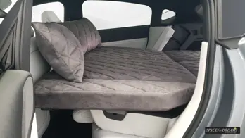 Le matelas pliable SPACEBED® de couleur gris foncé démontre sa qualité supérieure pour dormir dans la voiture.