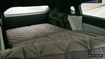 La vue détaillée montre le matelas de voyage SPACEBED® de couleur gris foncé confortablement préparé.