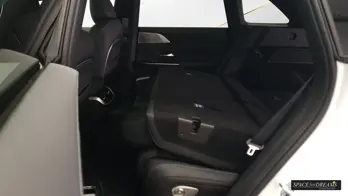 Le lit pour voiture de couleur Magic Rosé repose parfaitement déplié à l'arrière du spacieux Xpeng G9.