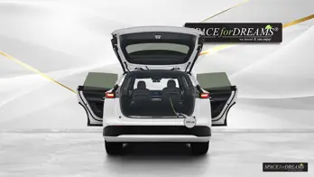 Cette image montre le matelas sur mesure de couleur Magic Rosé luxueusement disposé dans l'habitacle prêt pour la nuit.