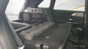  Le matelas de coffre de couleur Magic Rosé est installé par-dessus pour offrir un confort de sommeil absolu.