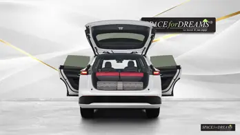 Le matelas dépliable de couleur Magic Rosé transforme le Xpeng G9 en une suite de luxe pour vos vacances.