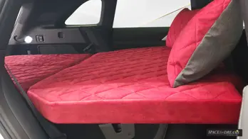 Le matelas pliable SPACEBED® de couleur Magic Rosé démontre sa qualité supérieure pour dormir dans la voiture.