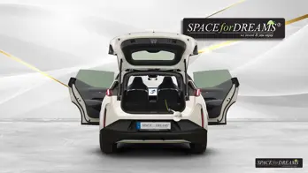 Ce matelas de couchage haut de gamme de couleur beige attend dans la voiture pour votre prochaine aventure de camping.