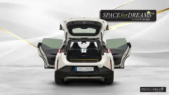 Le matelas de voiture douillet de couleur beige représente le complément idéal pour cet espace parfaitement optimisé.