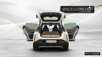 Le matelas de voyage SPACEBED® de couleur beige crée dans la voiture un espace de sommeil luxueux au design élégant.