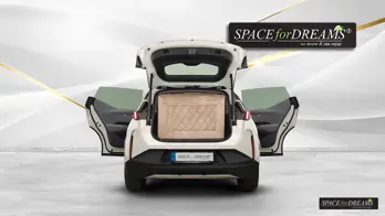 Ce matelas de couleur beige est rangé dans un superbe sac sur mesure de même design qui s'intègre parfaitement au coffre.