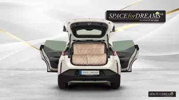 Le matelas rabattable de couleur beige prouve que dormir dans la voiture peut être incroyablement compact et stylé.