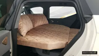 La vue montre le matelas auto de couleur beige reposant largement déplié avec une finition haut de gamme.
