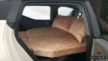 Le matelas épais pour SUV de couleur beige est entièrement déplié et prêt pour des vacances inoubliables.