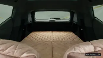 Le matelas de coffre de couleur beige repose en toute sécurité et démontre un confort supérieur pour dormir dans la voiture.