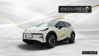 Le matelas de voiture extrêmement confortable de couleur beige transforme ce petit véhicule en un cocon douillet pour vos voyages.